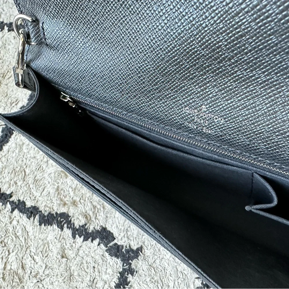 Like new authentic Louis Vuitton Belaia Ardoise Taiga leather clutch - Picture 5 of 10